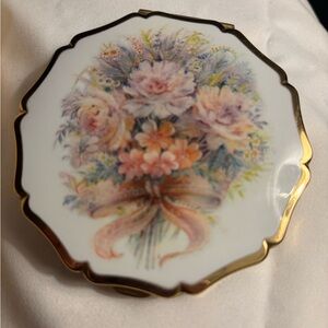 Vintage Stratton compact  “wedding Bouquet”